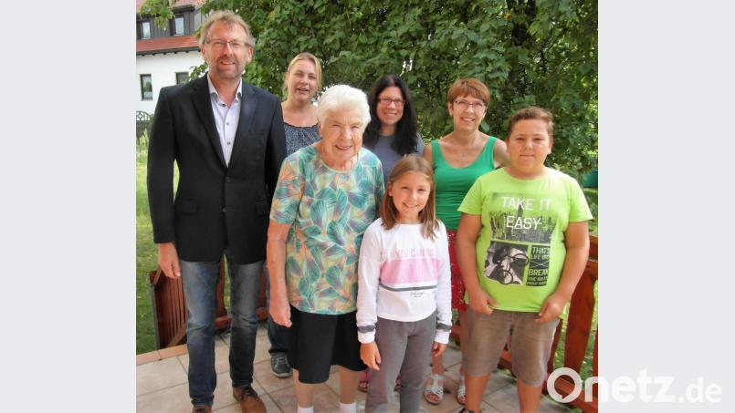 Die Urenkel Jonas und Leah beglückwünschen Hedwig Scharnagl (vorne von rechts) ebenso zum 85. Geburtstag wie zweiter Bürgermeister Hermann Schraml, die Enkelinnen Silvia und Lydia sowie Tochter Rita (hinten von links). Bild: hl