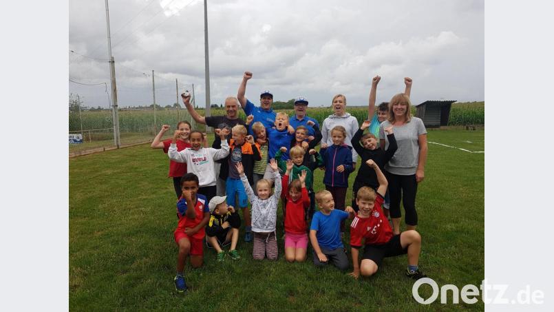 Gerhard Becker, Jan Dreßel, Vorsitzender Andreas Dreßel, Miriam Becker und Kerstin Becker betreuten die Teilnehmer an der ATS-Kinderolympiade. Bild: ATS Mitterteich/exb