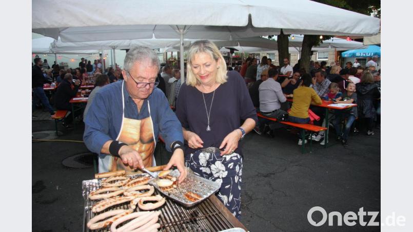 Übung macht den Meister: Toni Dutz tauschte seinen Rathaus-Schreibtisch mit dem Bratwurstgrill, um der JU unter die Arme zu greifen. Bild: wro