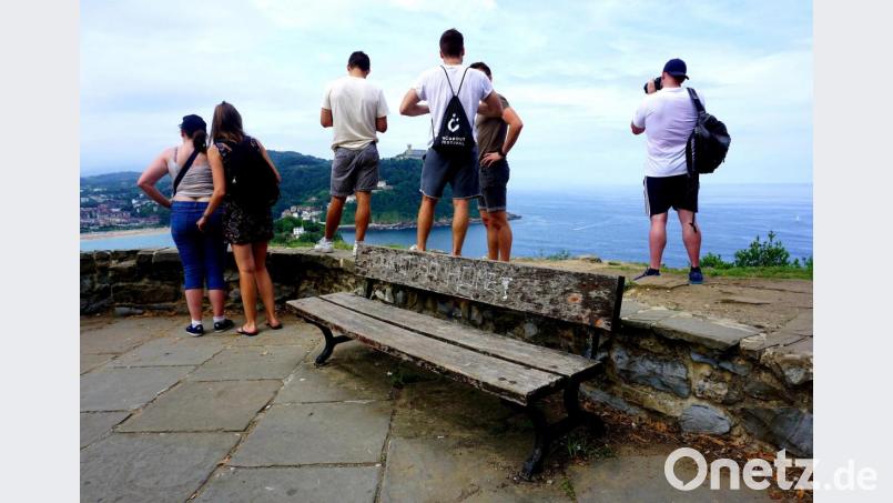 "Tourist go home" steht auf einer Bank auf einem Aussichtspunkt im spanischen San Sebastian. Braucht man mir nicht zweimal sagen. Denn: So schön die Urlaubsregion auch ist, daheim ist es halt immer noch am schönsten. Bild: jut