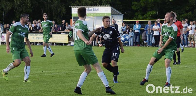 Der Schwarzenfelder Florian Schlagenhaufer (schwarz) will sich gegen die Stullner Abwehr durchsetzen. Bild: ham