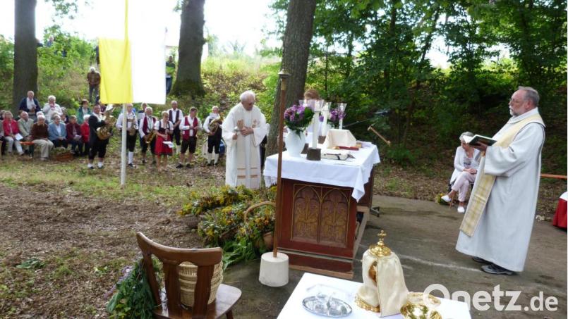 Hier weihen Pfarrer Alfons Forster und Pfarrer Hans Bayer gerade die Kräuterbuschen beim Steinfelser Ablassfest. Bild: hok