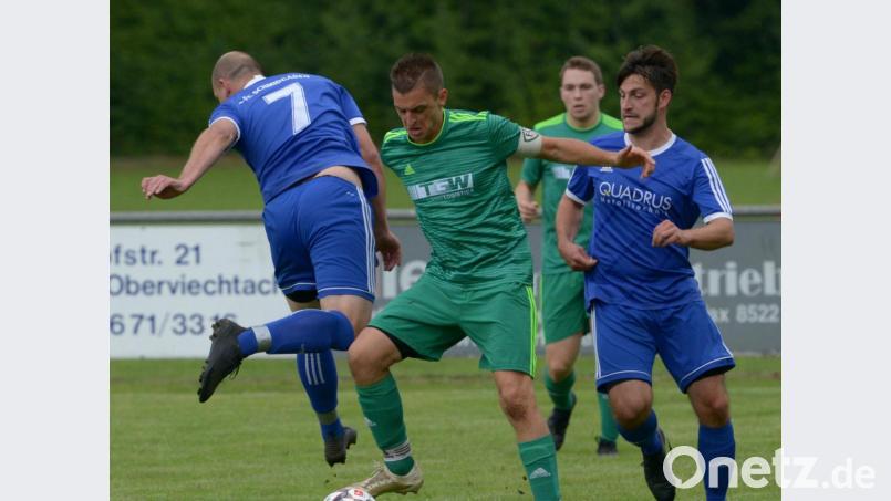 OVI-Teunz-Spieler Manuel Löffelmann (Mitte) war von den Schmidgadenern nur schwer zu stoppen. Auch am Ende ging der FC mit 2:0 als Sieger vom Platz. Bild: ham