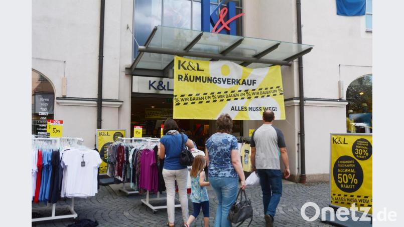 Räumungsverkauf - wegen Sortimentswechsels, aber auch um nötige Modernisierungsarbeiten im Modehaus K&L Ruppert zu ermöglichen. Bild: Gabi Schönberger