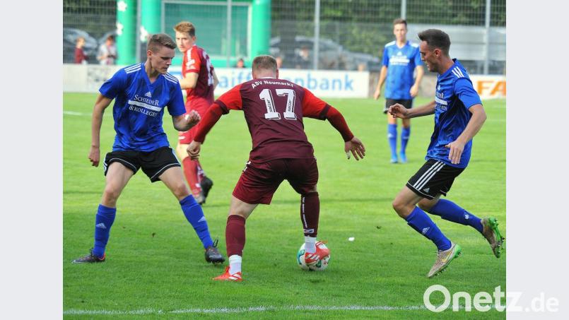 Ab durch die Mitte: Neumarkts Jonas Marx marschiert problemlos an Niklas Lang (links) und Michael Busch vorbei. Die SpVgg SV Weiden unterlag am Feiertag 1:4. Bild: Werner Franken