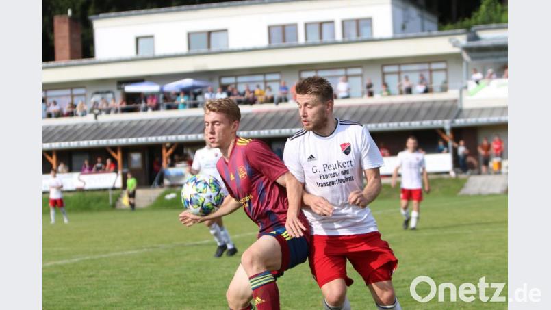Luca Reiß (links) und die SV Grafenwöhr entführten am Feiertag einen Zähler aus Seebach. Bild: exb