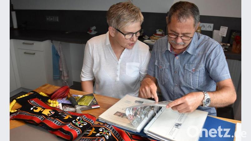 Freut sich schon auf seine Reise nach Indien: Hans Rupprecht zeigt seiner Frau Petra Bilder aus Nagaland. Bild: fuw