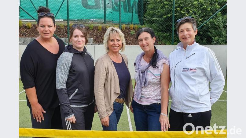 Die erfolgreiche Damen-40-Mannschaft des TC Paulsdorf mit (von links) Claudia Weiß, Katrin Lobedann, Claudia Demleitner, Alexandra Lauber, Irene Koch. Zum Team gehörten zudem Susanne Reinwald und Sonja Bomertl. Bild: exb