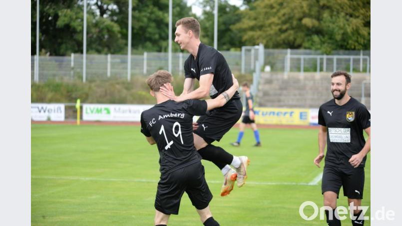 Der FC Amberg bejubelte einen 5:2-Sieg gegen den SV Schwarzhofen. Auf dem Bild von links Nick Sperlich, Martin Popp und Dennis Kramer, die vier der fünf FC-Treffer erzielten. Bild: brü