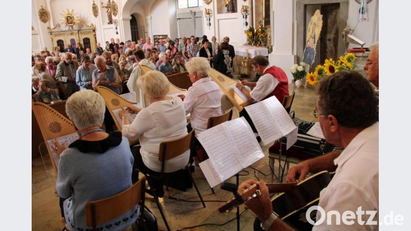 Mit der stimmungsvollen Meindl-Messe gestaltete die Gruppe &quot;Oberpfälzer Saitenklang&quot; mit Ludwig Putzer (Akkordeon), Norbert Puff (Gitarre) sowie die Veeh-Harfisten Josef Sterr, Angela Putzer, Irmgard Puff und Gisela Grimm den Gottesdienst in St. Felix am Festtag Mariä Himmelfahrt. Bild: prh