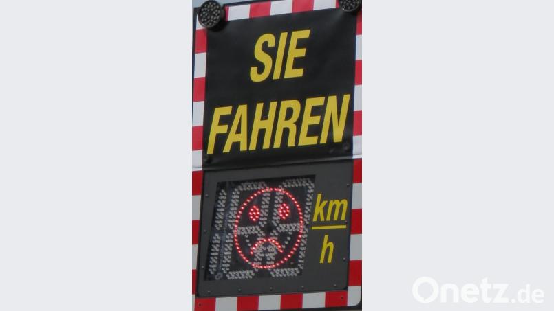 Befindet sich das Tempo unterhalb der zulässigen Geschwindigkeit, zeigt das Display ein lachendes und zufriedenes Gesicht (einen grünen Smiley). Die hängenden Mundwinkel in roter Farbe signalisieren, dass die Geschwindigkeit überschritten ist. Bild: Köppl