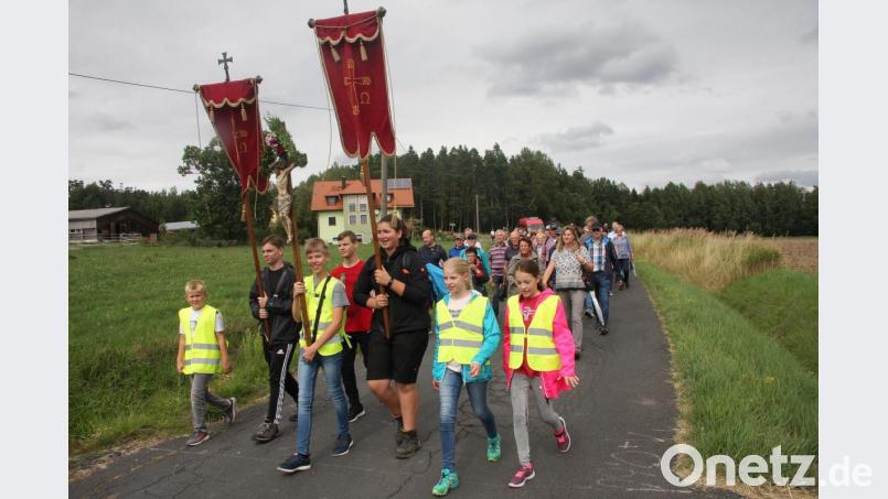 Vom Teichelberg her kam auch eine Fußgruppe aus Mitterteich, um den Wallfahrtsgottesdienst im Nachmittag mit zu feiern. Bild: wro