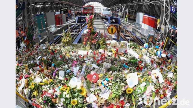 Nach der tödlichen Attacke auf einen acht Jahre alten Jungen: ein Meer aus Blumen, Kuscheltieren und Beileidsbekundungen am Gleis 7 des Hauptbahnhofs in Frankfurt. Bild: Arne Dedert/dpa