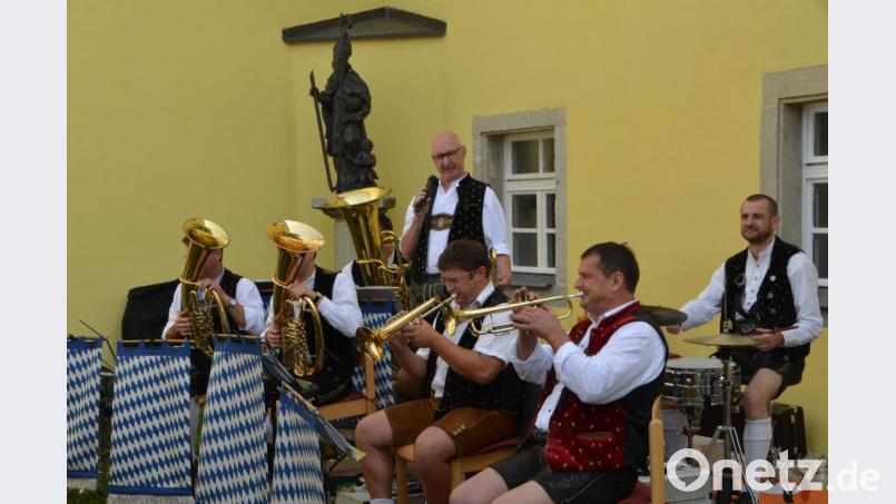 Die Blaskapelle &quot;Bayerisch Blech&quot; unterhielten die Gäste beim Pfarrfest-Frühschoppen. Bild: dob