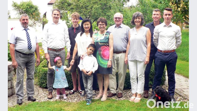 Auf viele gemeinsame Glücksmomente schaut das Ehepaar Gerda und Adolf Mückl (Fünfte und Vierter von rechts) zurück. Im Kreise der Familie feierten die beiden ihre goldene Hochzeit. Hundedame Bella darf auf dem Familienbild natürlich auch nicht fehlen. Bild: lep