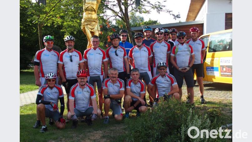 Start und Ziel der zweitägigen Radtour war am Ehenfelder Gemeinschaftshaus. Die meisten Teilnehmer machten im Ehenfeld-Trikot Werbung für ihren Heimatort. Bild: fdl