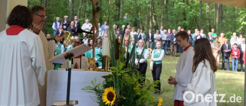 Die Brünnlkirche als ein Nabburger Kleinod auf dem „Haberstroh“ begeht am 15. August – am Hochfest der Aufnahme Mariens in den Himmel – ihr Patroziniumsfest. Stadtpfarrer Hannes Lorenz feiert mit einer großen Pilgerschar den naturverbunden Festgottesdienst auf der beschaulichen Waldlichtung. Die Jugendblaskapelle begleitet die Liturgie musikalisch mit Marienliedern als Volksgesang.
Bild 2 Bild: ohr