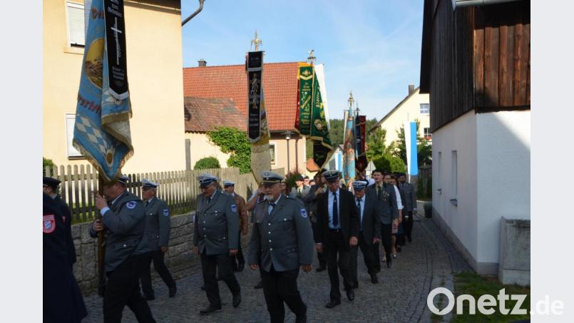 Ein langer Kirchenzug mit der Blaskapelle &quot;Bayrisch Blech&quot; voran bewegte sich vom Feuerwehrhaus über die Anhöhe zur Pfarrkirche. Bild: dob