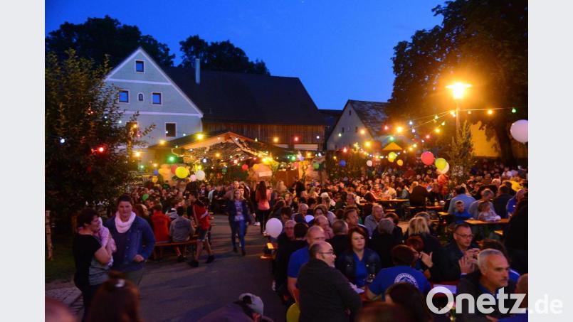 Die Burkhardsriether feiern ein idyllisches Sommernachtsfest. Bild: bey