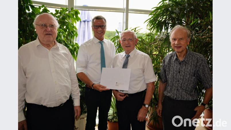 Alfred Hausmann (2. v. re.) gratulierten zum 80 Geb.tag Bürgermeister Hermann Falk (2. v. li.), Ruhestandspfarrer Konrad Kummer ( li.) und Pfarrer Hans-Peter Bergmann (re.) Bild: fdl