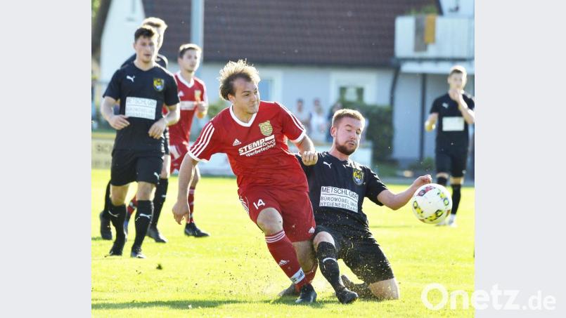 Am vergangenen Sonntag gegen den FC Amberg (Bild), am Donnerstag gegen die DJK Ensdorf und an diesem Samstag gegen den FV Vilseck. Der SV Hahnbach (links Stürmer Fabian Brewitzer im Zweikampf mit Lennard Müller) ist derzeit im Derby-Stress. Bild: Hubert Ziegler