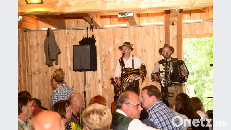 Die "Zwei Schneidig´n", Manfred Wild (links) und Christian Müller haben das Musikantentreffen organisiert. Bild: bey