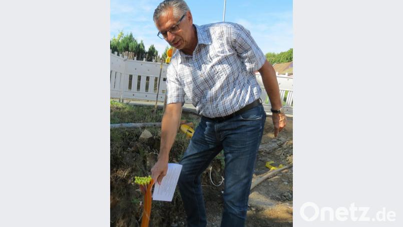 Im gesamten Bauabschnitt werden auch Leerrohre für Speed-Pipes verlegt, erläutert Bauamtsleiter Karl Hartinger. Bild: Köppl