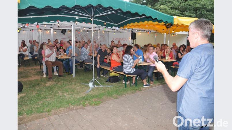 Ohne die Mitwirkung von vielen Helfern hätte der Fördervereins Fischhofpark den &quot;cooltour&quot;-Sommer nicht über die Bühne bringen können. Vorsitzender Vinzenz Rahn (rechts) bedankte für die vielen Stunden, mit denen die Unterstützer mit für den Erfolg der Veranstaltung gesorgt hätten. In zwei Jahren, so der Plan des Vereins, soll der nächste &quot;cooltour&quot;-Sommer weider viele Besucher in die Kreisstadt locken. Bild: ws