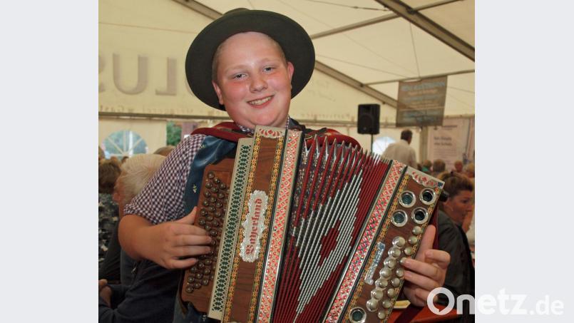 Michael Drexler unterhielt unermüdlich mit vertrauten Melodien auf seinem Akkordeon. Bild: sön