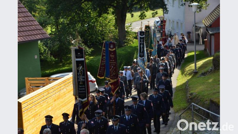 Ein langer Kirchenzug mit der Blaskapelle &quot;Bayrisch Blech&quot; voran bewegte sich vom Feuerwehrhaus über die Anhöhe zur Pfarrkirche. Bild: dob