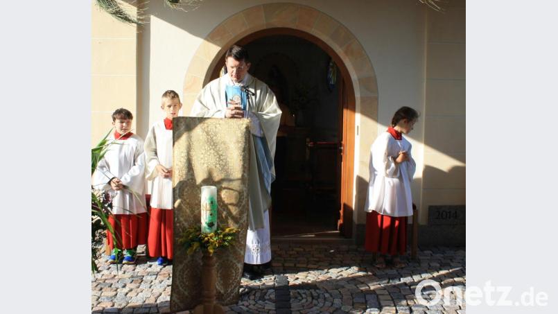 Pfarradministrator Konrad Ackermann beim Gebet zum Gottesdienst. Bild: lk