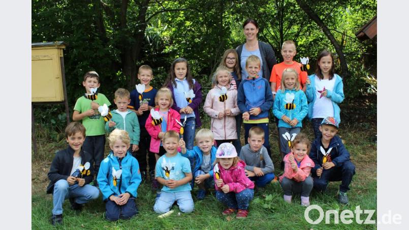 Stolz zeigten alle Teilnehmer des Ferienprogramms am Schluss ihre fertigen Bienenstecker her. Bild: pko