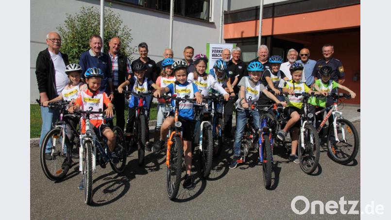 Viele Helfer (im Hintergrund) haben für die Kinder einen Fahrradparcours aufgebaut und sie eine Gefahren-Schnellbremsung, das Umfahren von Hindernissen oder die Reaktion auf ein unvorhersehbares Ereignis im Straßenverkehr üben lassen. 
Für alle gab es Urkunden, für die Besten Siegermedaillen. Bild: frd