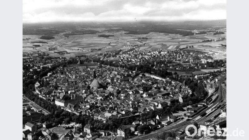 Die Amberger Altstadt in den 50er-Jahren. Diese Ansicht hatten auch die Piloten in den Flugzeugen der Alliierten. Bild: Günther Rambach, Bavariathek Bayern
