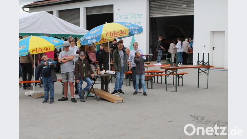Die Kinder machen mit dem Laser-Luftgewehr oder Blasrohr eine gute Figur. Bild: pi