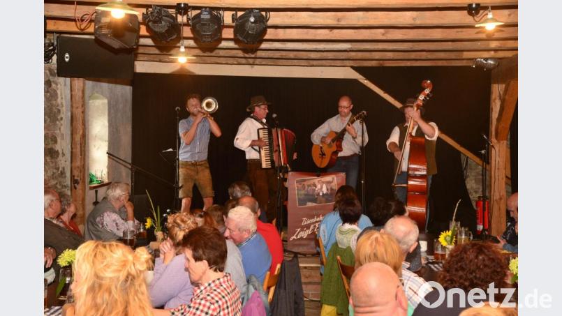 Einen fulminanten Auftritt legteder "Eisenbahn-Zoigl-Express" aus Vohenstrauß zuerst in der Tenne, dann nochmals in der Scheune hin. Bild: bey