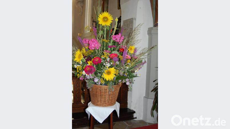 Irmgard und Siegfried Wolf hatten den Altarraum liebevoll mit Blumen und Kräutern geschmückt. Bild: az