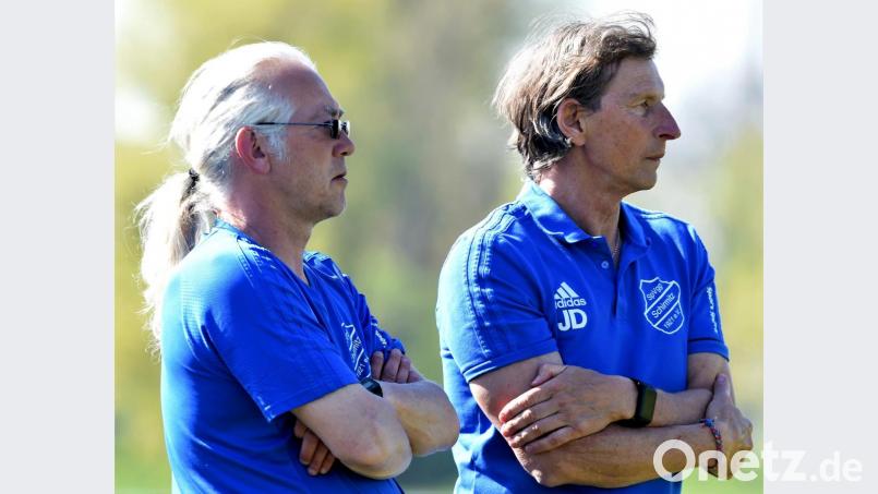Der Schirmitzer Trainer Josef Dütsch (rechts) und sein "Co" Peter Möhrle hoffen auf eine erfolgreiche Partie gegen den TSV Detag Wernberg. Bild: G. Büttner