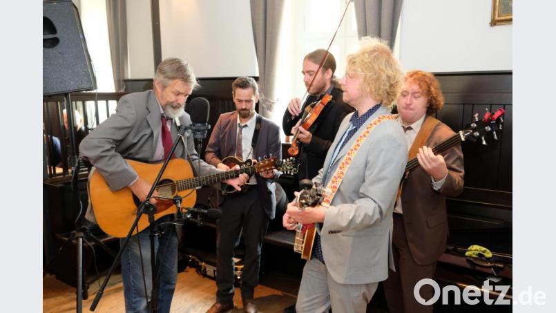 Premiere im Klostergasthof: Das altehrwürdige Haus wird zur Bluegrass-Szene. Das Quintett der &quot;Munich String Band&quot; brilliert überwiegend mit Spirituals und Gospels mit einem Sound, der Begeisterungsstürme entfacht. Bild: do