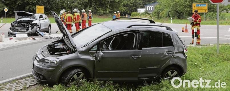 Schwer beschädigt blieben die beiden Unfallautos auf der Neuöd-Kreuzung liegen. Ihre Fahrerinnen verletzten sich beim heftigen Zusammenstoß mittelschwer und kamen ins St.-Anna-Krankenhaus. Bild: Wolfgang Steinbacher