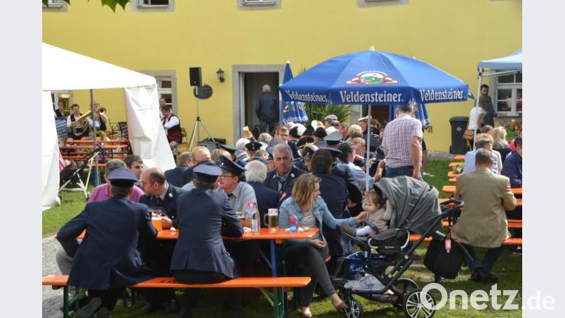 Zwischen Pfarrkirche und Pfarrhof lässt es sich bestens feiern. Bild: dob