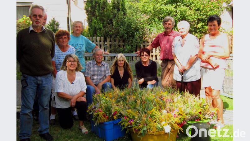 Die OGV-Mitglieder und der Vorstand beim Kräuterbuschenbinden. Bild: ak