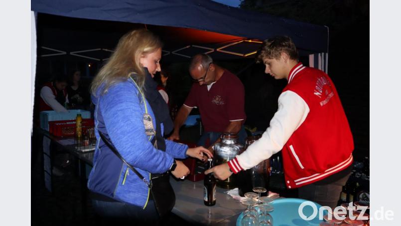 Die Narrhalla bewirtet mit warmen Leberkässemmeln und kümmert sich um Auf- und Abbau. Bild: wrm