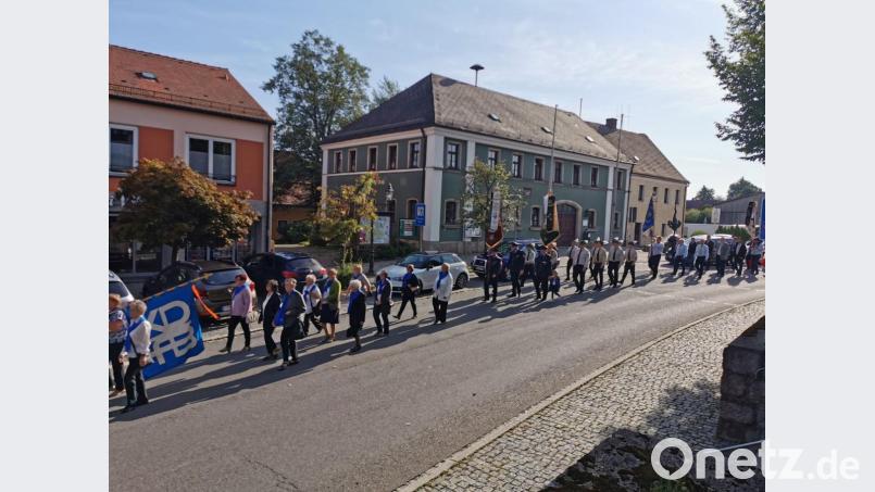 Beim Kirchenzug folgten hinter den Ministranten mit dem Kreuz das Blechbläserensemble, der Bürgermeister mit den Gemeinderäten, die kirchlichen Vertreter und hinter den Fahnenabordnungen der Vereine die Geistlichen mit Ministranten. Bild: gz