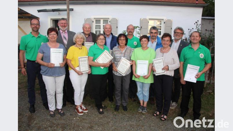 Für langjährige Treue zeichnete der OWV-Zweigverein Griesbach eine Reihe von Mitgliedern mit der Verdienstnadel, beziehungsweise mit dem Ehrenbrief aus. Unser Bild zeigt die Geehrten mit den Ehrengästen. Bild: kro