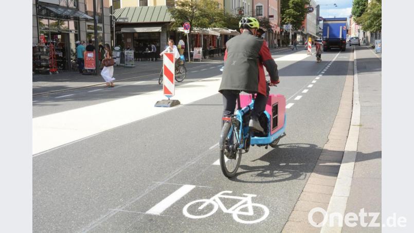 Jetzt nur keinen Wackler. Er ist einer der ersten, der den neuen Radlerschutzstreifen in der Dr.-Pfleger-Straße unter die Räder nimmt. Bild: Gabi Schönberger