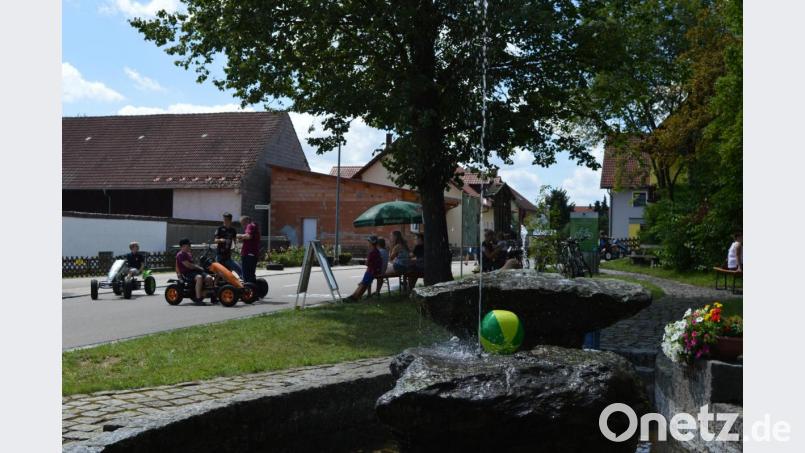 Dreh- und Angelpunkt beim Traditionsfest des GOV Muschenried ist der Karl-Gratzl-Brunnen, der übrigens auch als &quot;Spieloase&quot; gerne genutzt wird. Bild: bej