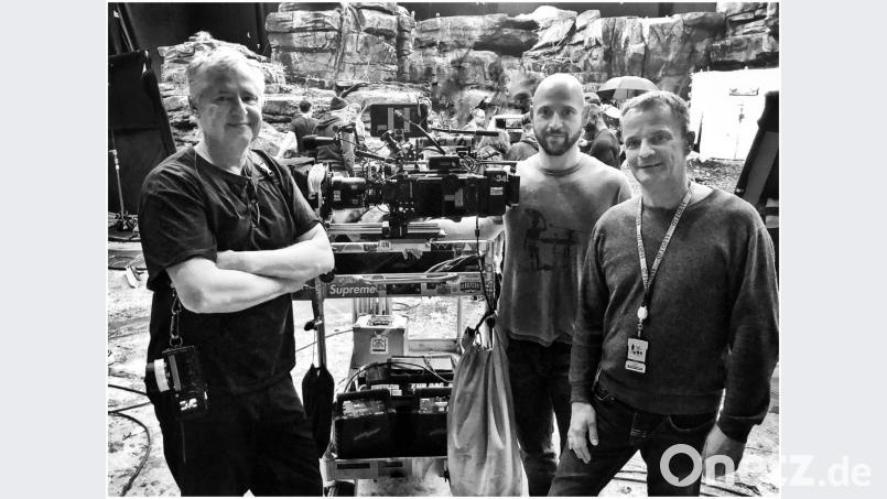 Am Film-Set in London: (von links) Kamera-Assistent Julian Bucknall, &quot;Director of Photography&quot; Jonathan Sela und Wolfgang Bäumler, CEO der Vantage Film GmbH. Bild: exb/Wolfgang Bäumler
