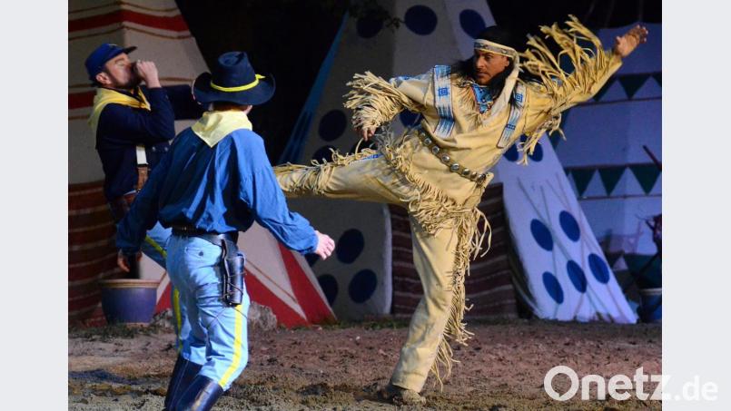Kampfszenen wie eine Ballettvorstellung einstudiert. Winnetou (Matthias M.) im vollen Einsatz gegen korrupte Soldaten. Bild: Kunz