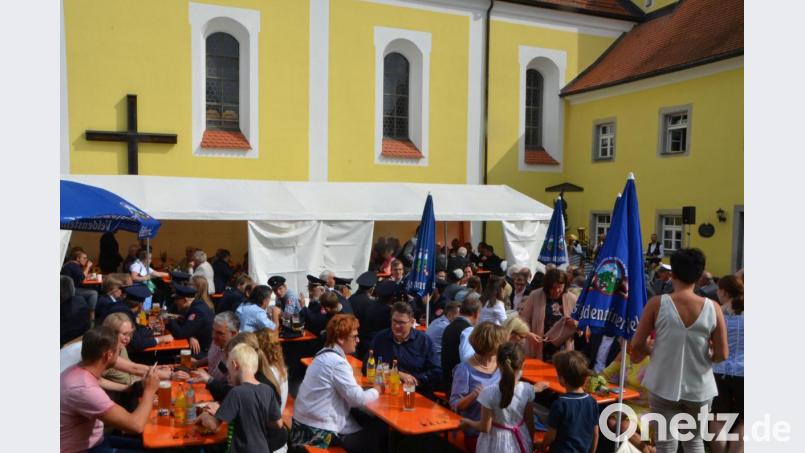 Zwischen Pfarrkirche und Pfarrhof lässt es sich bestens feiern. Bild: dob